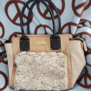 🖤Betsey Johnson Handbag,  preowned, Dusty Pink with Off white Roses 🌹